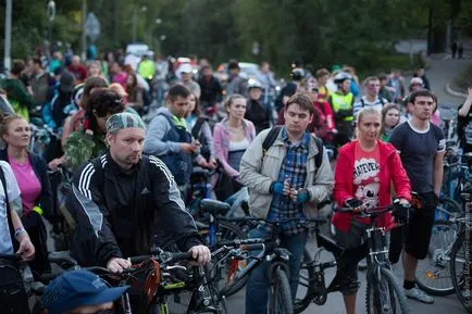 Biciklizés az út mentén az élet