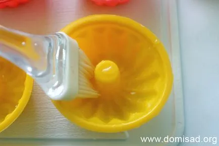 Delicious cupcakes bádogtartályban mazsolával - egy egyszerű recept a fotó