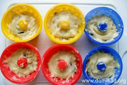 Delicious cupcakes bádogtartályban mazsolával - egy egyszerű recept a fotó