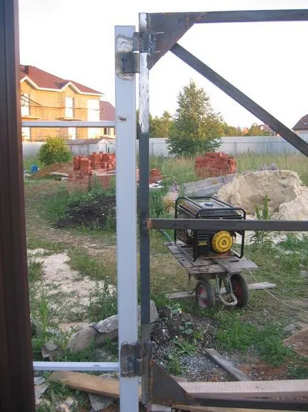 A kapu hullámkarton kezével rajzok, diagramok, utasítások (fólia) A kapu hullámkarton kezével rajzok, ábrák, utasítások