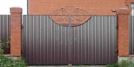 A kapu hullámkarton kezével rajzok, diagramok, utasítások (a) A kapu hullámkarton kezével rajzok, ábrák, utasítások