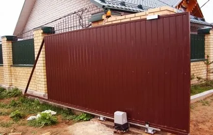 A kapu hullámkarton kezeddel, épület portál