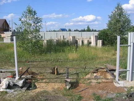 A kapu a hullámkarton kezével rajzok, ábrák, utasítások (a kezével) Kapujában hullámkarton kezével rajzok, ábrák, utasítások