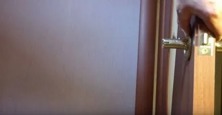 Doboz a vár belső ajtók kezével fotó, videó