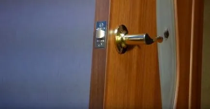 Doboz a vár belső ajtók kezével fotó, videó