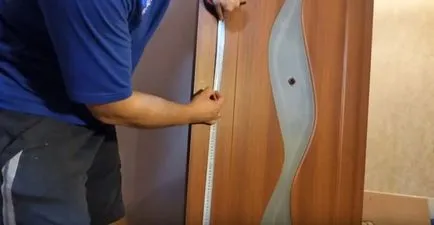 Doboz a vár belső ajtók kezével fotó, videó