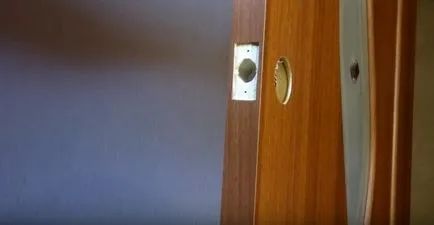 Doboz a vár belső ajtók kezével fotó, videó