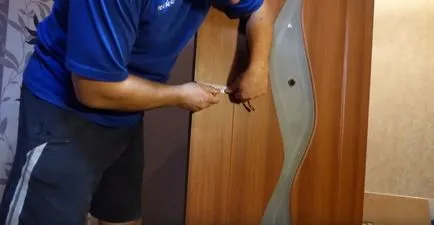 Doboz a vár belső ajtók kezével fotó, videó