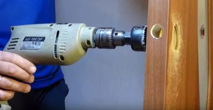 Doboz a vár belső ajtók kezével fotó, videó