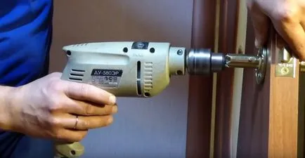Doboz a vár belső ajtók kezével fotó, videó