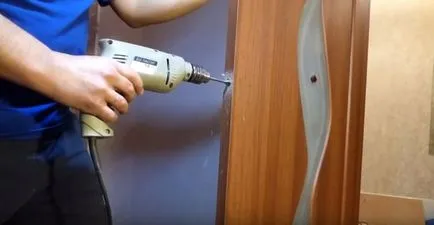 Doboz a vár belső ajtók kezével fotó, videó