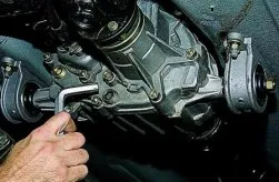 Olajcsere az razdatke Chevrolet Niva
