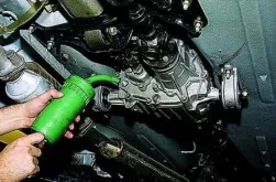 Olajcsere az razdatke Chevrolet Niva