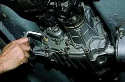 Olajcsere az razdatke Chevrolet Niva