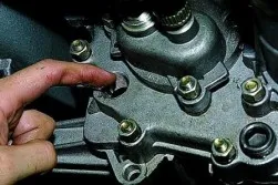 Olajcsere az razdatke Chevrolet Niva