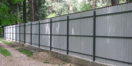 A kerítés készült lemezek kezével tegye a kerítés profil