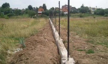 A kerítés készült lemezek kezével tegye a kerítés profil
