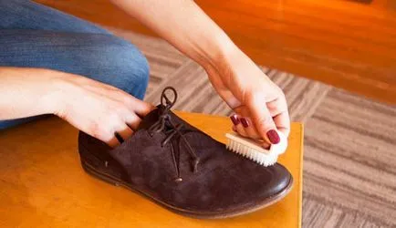 8 Ways hogyan kell tisztítani velúr cipőt otthon (tiszta) 8 Ways hogyan kell tisztítani velúr cipőt otthon
