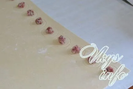 Egy gyors módja annak, hogy farag gombóc recept fényképpel (ravioli) Egy gyors módja annak, hogy farag gombóc recept egy fotó