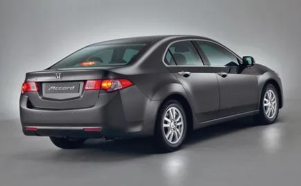 Honda Accord, amit összegyűjtöttünk, és úgy néz ki, mint egy modell a piacon (akkord) Honda Accord, amit összegyűjtöttünk, és úgy néz ki, mint egy modell a piacon