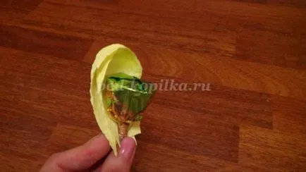 Tulipánok édességek kezével