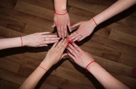 Karkötő piros szál (91 fotó) modell vágyik felfüggesztés a csuklóján értékük a karkötőt