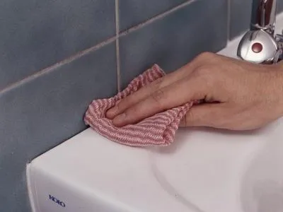 A bozótos káddal szilikon tömítőanyag, műanyag, csempe eltávolítása eszközzel