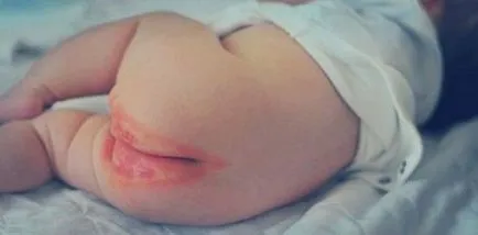 A kenjük a bőrre fürdés után az újszülött, újszülött (utána) A kenjük a bőrre fürdés után az újszülött, újszülött