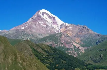 A Mount Kazbek - az egyik legnagyobb csúcsok hegyek kaukázusi (egy) A Mount Kazbek - az egyik fő csúcsok a Kaukázus-hegység
