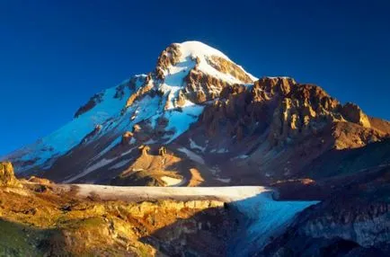 A Mount Kazbek - az egyik legnagyobb csúcsok hegyek kaukázusi (egy) A Mount Kazbek - az egyik fő csúcsok a Kaukázus-hegység