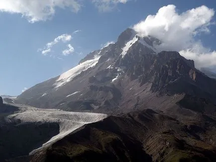 A Mount Kazbek - az egyik legnagyobb csúcsok hegyek kaukázusi (csúcsok) A Mount Kazbek - az egyik fő csúcsok a Kaukázus-hegység
