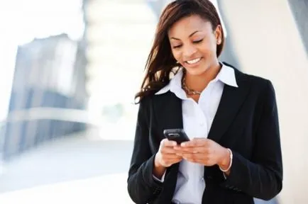 Összeesküvés srác írt egy üzenetet a telefon