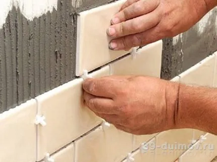 Csempe, csemperagasztó címkék és módszerek befejező fürdőszoba a video (fürdő) Csempe, csemperagasztó és módszerei matricák fürdőszoba díszítés videó