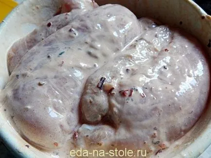 Hogyan pácolt csirkemellet, étel az asztalra