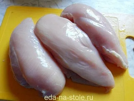 Hogyan pácolt csirkemellet, étel az asztalra