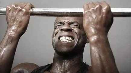 Hogyan kell építeni a bicepsz a bárban - és a testmozgás titkot