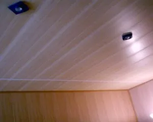 Mivel a mennyezet védőburkolattal ellát műanyag panelek