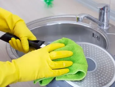 Hogyan tisztítsa meg a serpenyőben a letét