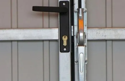 Lock a kapu a kezüket