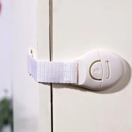 A zár a hűtőszekrény egy kódot a gyerek és a szomszédok a kezüket, és egy fényképet telepítés (lock) A zár a hűtőszekrény egy kódot a gyerek és a szomszédok a kezüket, és egy fényképet telepítés