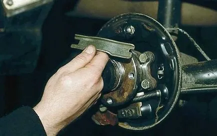 Hogyan húzza be a kéziféket a VAZ-2110 (z tenni az automatikus javítás) Hogyan húzza be a kéziféket a VAZ-2110
