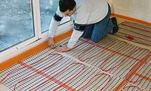 Hogyan kell helyesen és gyorsan érezze magát a meleg padló