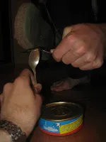 Hogyan kell megnyitni egy üveg sprotni két teáskanál és cipők