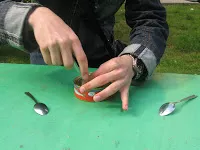 Hogyan kell megnyitni egy üveg sprotni két teáskanál és cipők