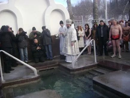 Mivel a keresztség ünneplik, és miért fürdik a lyukba fő, friss hírek, életmód, vallás