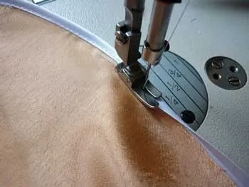 Hogyan kell varrni a kész betét ferde, hogy adja át (varrott) Hogyan kell varrni a kész perjel Bakey, a turn felett