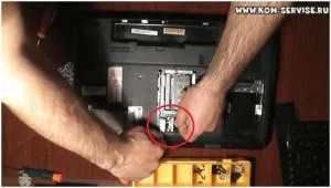 Hogyan szétszedni laptop eMachines G630 minden részletet (a csavarok vannak jelölve) Hogyan szétszedni laptop eMachines G630 részletesen