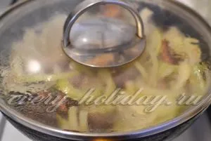 Sertéssült egy serpenyőben hagymás recept egy fotó
