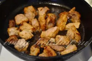 Sertéssült egy serpenyőben hagymás recept egy fotó