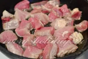 Sertéssült egy serpenyőben hagymás recept egy fotó